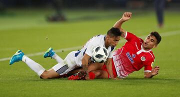 Soccer Football - FIFA Club World Cup - CF Pachuca vs Wydad AC - Zayed Sports City Stadium, Abu Dhabi, United Arab Emirates - December 9, 2017   Pachuca's Jonathan Urretaviscaya in action with Wydad’s Walid El Karti    REUTERS/Matthew Childs