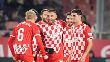 GIRONA, 20/12/2024.- El defensa del Girona David López (3d) celebra con sus compañeros su gol, primero del equipo catalán, durante el partido de la jornada 18 de LaLiga entre el Girona FC y el Real Valladolid CF este viernes en el estadio Montilivi, en Girona. EFE/David Borrat