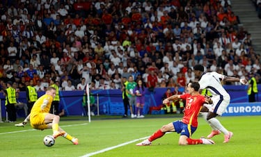 2-1. Asistencia de Marc Cucurella para el delantero de la Real Sociedad, que no perdona, y manda el balón al fondo de la portería de Jordan Pickford.