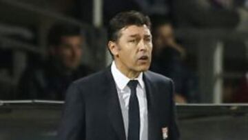 El director técnico de Olympique Lyon, Hubert Fournier.