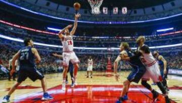 Pau Gasol lanza ante la mirada Zaza Pachulia, Dirk Nowitzki y Taj Gibson.