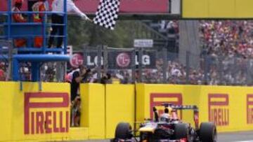 Sebastian Vettel cruzando la meta victorioso en Monza.