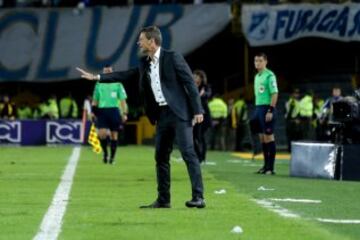 Y para rematar el año, encontramos lo hecho por Diego Cocca en Millonarios. El técnico llegó a Bogotá en agosto a hacerse cargo del club embajador, donde dirigió 11 partidos y alcanzó a clasificar a la fase previa de la Copa Libertadores. Sorpresivamente, renunció y prefirió volver a su amado Racing, donde también es correspondido tras sacarlo campeón en 2014. Las directivas azules en menos de 48 horas solucionaron todo y con Miguel Ángel Russo ya preparan lo que será el 2017. Antes de Cocca, el uruguayo Rubén Israel ya había salido por la puerta de atrás tras un acto bochornoso, donde los hinchas no aguantaron y se metieron a la cancha luego de la goleada que le propinó el Bucaramanga en El Campín.