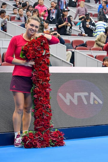 Simona Halep, con el 1 que celebra su número uno mundlal.