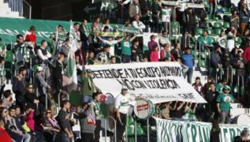 Elche-Atlético de Madrid. Pancarta contra la violencia.