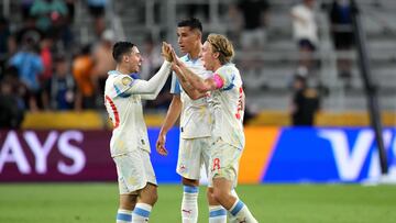 CINCINNATI, OHIO - JUNE 18: Oscar Gloukh #30 and Mads Bidstrup #18 of FC Salzburg celebrate after the team's victory during the FIFA Club World Cup 2025 group H match between CF Pachuca and FC Salzburg at TQL Stadium on June 18, 2025 in Cincinnati, Ohio. Dylan Buell/Getty Images/AFP (Photo by Dylan Buell / GETTY IMAGES NORTH AMERICA / Getty Images via AFP)