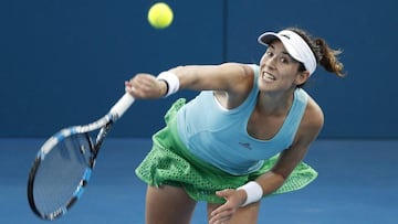 La tenista espa&ntilde;ola Garbi&ntilde;e Muguruza devuelve la bola a la rusa Svetlana Kuznetsova durante el partido que enfrent&oacute; a ambas en el torneo de Brisbane.