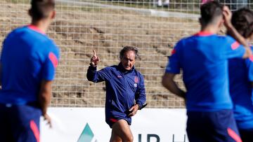 El Profe Ortega en un entrenamiento con el Atlético.