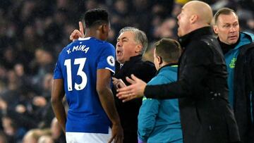 Yerry Mina y Carlo Ancelotti durante un partido con Everton.