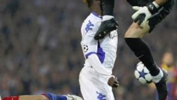 Una salida temeraria de Valdes casi lesiona a N'Doye