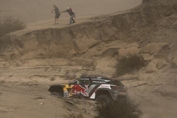 Los españoles Carlos Sainz y Lucas Cruz de Peugeot compiten en la cuarta etapa del rally Dakar 2018