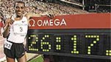 <b>MÁS RÁPIDO Y RESISTENTE. </b>Kenenisa Bekele posa en el estadio Rey Balduino tras batir el récord mundial de los 10.000 metros.