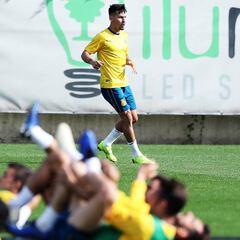 Hernán regresa al grupo y Roberto se ausenta