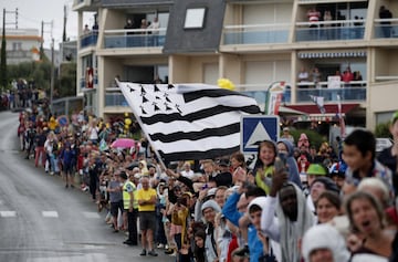 Muchos aficionados esperan el paso del pelotón. 