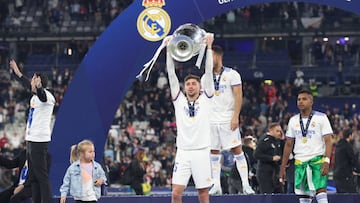 PARIS, FRANCE - MAY 28: Federico Valverde of Real Madrid lifts the UEFA Champions League Trophy after their sides victory in the UEFA Champions League final match between Liverpool FC and Real Madrid at Stade de France on May 28, 2022 in Paris, France. (Photo by Julian Finney/Getty Images)