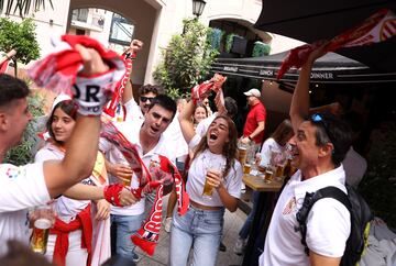 Un gran n迆mero de seguidores del equipo hispalense han viajado a la ciudad de Hungr赤a para disfrutar de la final de la Europa League ante la Roma.