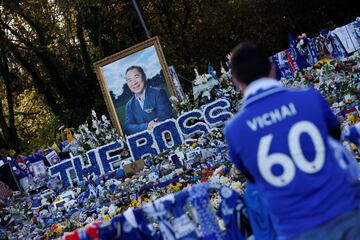 El Leicester City rindió tributo a Vichai Srivaddhanaprabha, el presidente fallecido en un accidente de helicóptero, con varios actos durante el partido entre los 'Foxes' y al Burnley en el King Power Stadium.