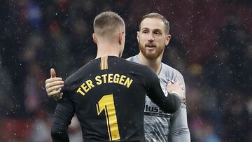 Oblak y Ter Stegen se saludan en un Atl&eacute;tico de Madrid-Barcelona