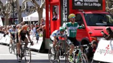 El italiano Francesco Lasca se anticipa a Michael Matthews en la Vuelta a La Rioja.