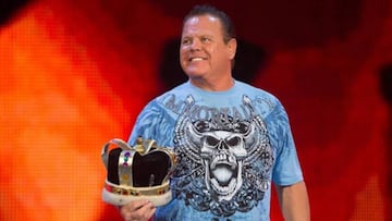 La leyenda de la WWE Jerry &quot;The King&quot; Lawler con una corona