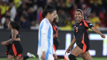 AME6082. QUITO (ECUADOR), 28/07/2025.- Daniela Arias (d) de Colombia celebra al ganar la serie de penaltis este lunes, en un partido de las semifinales de la Copa América Femenina entre Argentina y Colombia en el estadio Rodrigo Paz Delgado en Quito (Ecuador). EFE/ Jóse Jácome