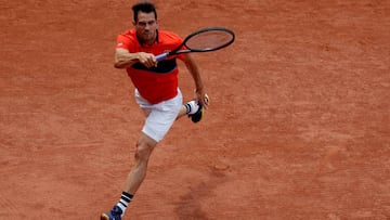 Guillermo Garc&iacute;a-L&oacute;pez devuelve una bola durante su partido de Roland Garros 2017 ante el canadiense Milos Raonic.