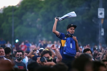 Aficionados argentinos se congregaron en la Plaza del Obelisco en Buenos Aires como homenaje a Diego Armando Maradona y llorar juntos su pérdida