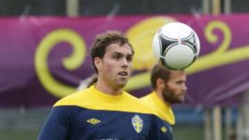 Sweden&#039;s national football team&#039;s forward Johan Elmander practices during training session on June 7, 2012 at the Koncha Zaspa training centre outside Kiev, four days ahead of the team&#039;s Euro 2012 opening match. AFP PHOTO/JONATHAN NACKSTRAND