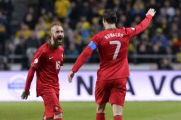 Raul Meireles y Cristiano Ronaldo celebrando un gol ante Suecia