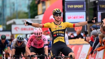 Olav Kooij celebra su victoria en la quinta etapa del Tour de Polonia.