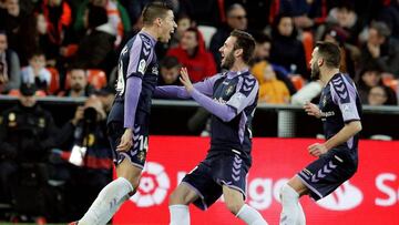 GRAF7615. VALENCIA, 12/01/2019.- El centrocampista del Valladolid Rub&eacute;n Alcaraz (i) celebra con sus compa&ntilde;eros, su gol ante el Valencia, durante el partido de Liga que est&aacute;n disputando esta tarde en el estadio de Mestalla. EFE/Kai F&o