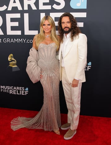 Heidi Klum y Tom Kaulitz posan en la alfombra roja de los Premios Grammy 2025.