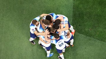 La selecci¨®n inglesa hace pi?a para celebrar el gol del jugador del Arsenal Bukayo Saka durante el Ir¨¢n - Inglaterra.