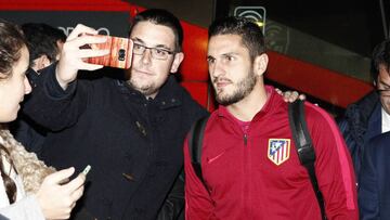 Koke con aficionados atl&eacute;ticos. 