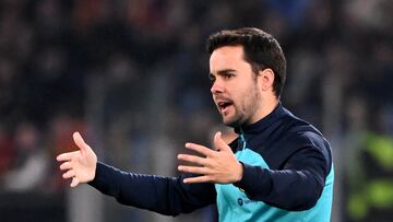 Soccer Football - Women's Champions League - Quarter Final - First Leg - AS Roma v FC Barcelona - Stadio Olimpico, Rome, Italy - March 21, 2023 FC Barcelona coach Jonatan Giraldez reacts REUTERS/Alberto Lingria