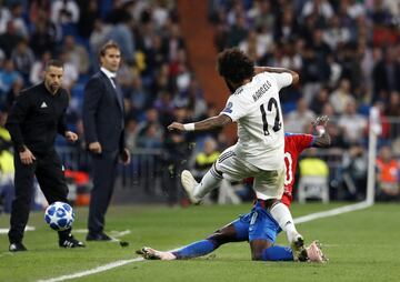 Marcelo se lesionó tras esta jugada con Ubong Ekpai.