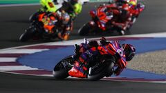 Martín liderando el esprint de MotoGP en Qatar.