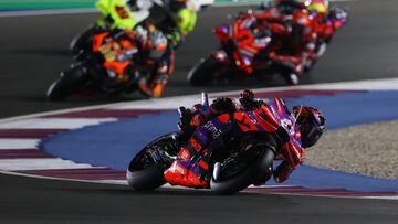 Martín liderando el esprint de MotoGP en Qatar.