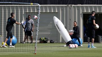 Llopis no para de jalear a sus porteros mientras éstos se entrenan sin tregua para estar listos.