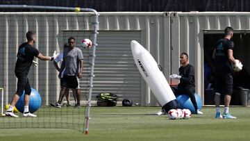 Llopis no para de jalear a sus porteros mientras &eacute;stos se entrenan sin tregua para estar listos.