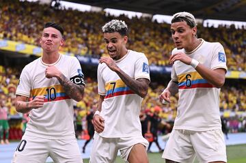 La Selección se impuso categóricamente 4-0 sobre Chile en el Metropolitano de Barranquilla. Triunfo en casa para la Tricolor gracias a los goles de Davinson Sánchez, Luis Díaz, Jhon Durán y Luis Sinisterra.