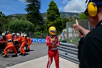 El piloto brit芍nico de Ferrari, Lewis Hamilton hace un gesto mientras se aleja tras chocar contra las barreras durante la tercera sesi車n de entrenamientos libres.