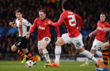 Manchester United-Shakhtar. Rooney con el balón.