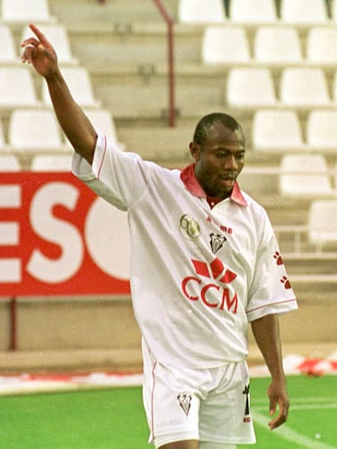 Vistió la camiseta del "Alba" dos temporadas entre 2000 y 2002. Disputó 14 encuentros. 