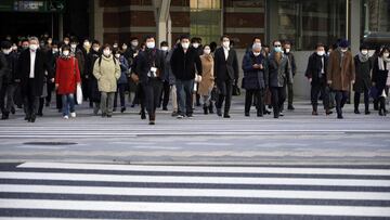 Tokyo (Japan), 29/01/2021.- Commuters cross a street at Otemachi business district in Tokyo, Japan, 29 January 2021. According to data released by the Japanese government, the country'Äôs availability ratio marked a decrease of 0.42 points from the previous year to 1.18, its largest decline since 1975, due to the coronavirus pandemic. The annual jobless rate increased slightly to 2.8 percent in 2020. (Japón, Tokio) EFE/EPA/FRANCK ROBICHON