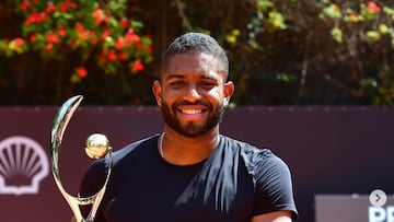 El tenista brasileño João Lucas Reis Da Silva posa con el trofeo de campeón de la Procopio Cup.
