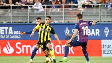 Bermejo conduce el balón ante Bautista en el empate del Zaragoza contra el Eibar, líder en aquel momento, de la temporada 2022-23.