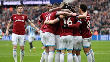 Soccer Football - Premier League - West Ham United v Huddersfield Town - London Stadium, London, Britain - March 16, 2019  West Ham&#039;s Mark Noble celebrates scoring their first goal with team mates        REUTERS/Ian Walton  EDITORIAL USE ONLY. No use