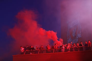 Seguidores del Liverpool celebran por las calles de la ciudad la primera liga de su equipo en 30 años.
