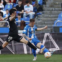 El lateral izquierdo del Deportivo por fin presenta competencia real